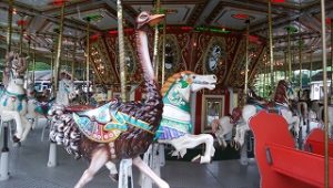 メリーゴーランドのダチョウと馬の画像