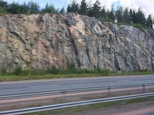 高速道から見える岩盤の画像