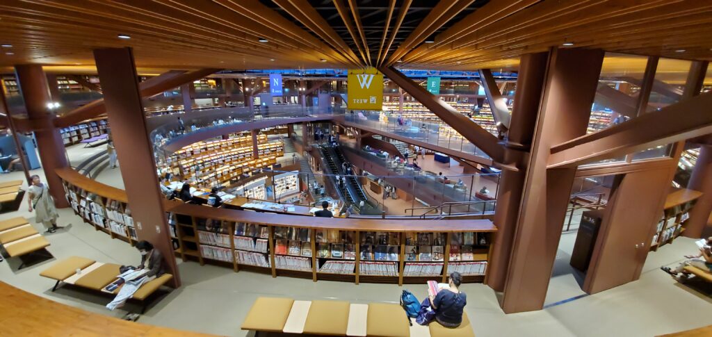 石川県立図書館の内部の画像