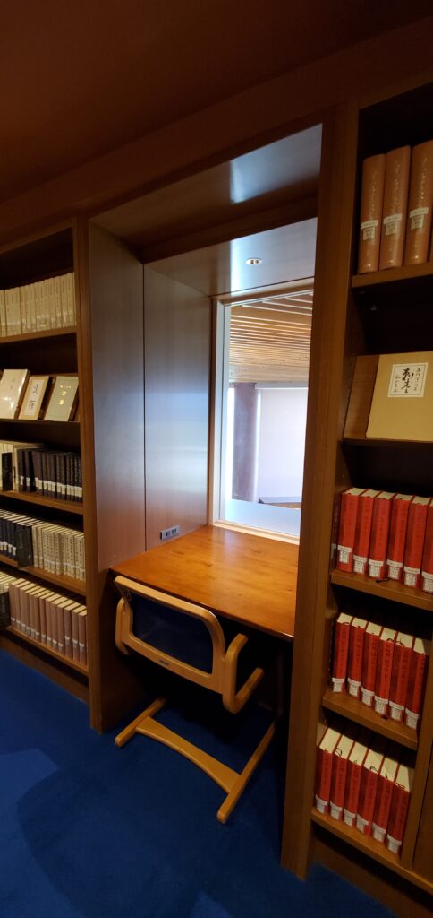 石川県立図書館の内部の画像