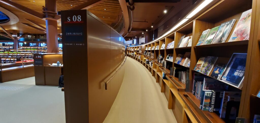 石川県立図書館の内部の画像