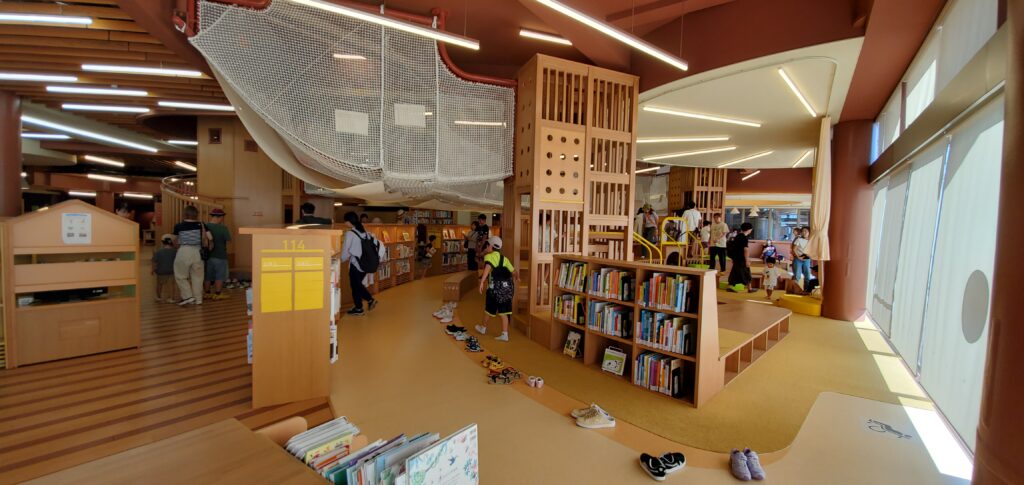 石川県立図書館の内部の画像