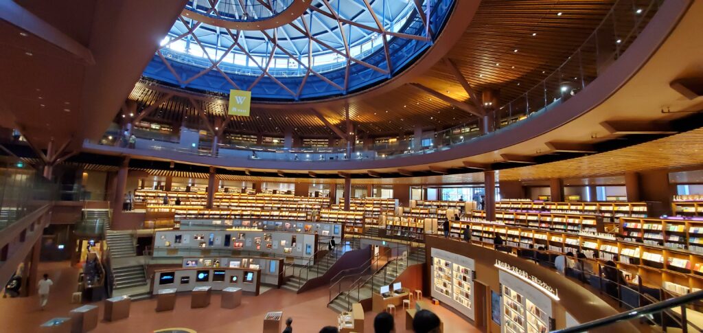 石川県立図書館の内部の画像