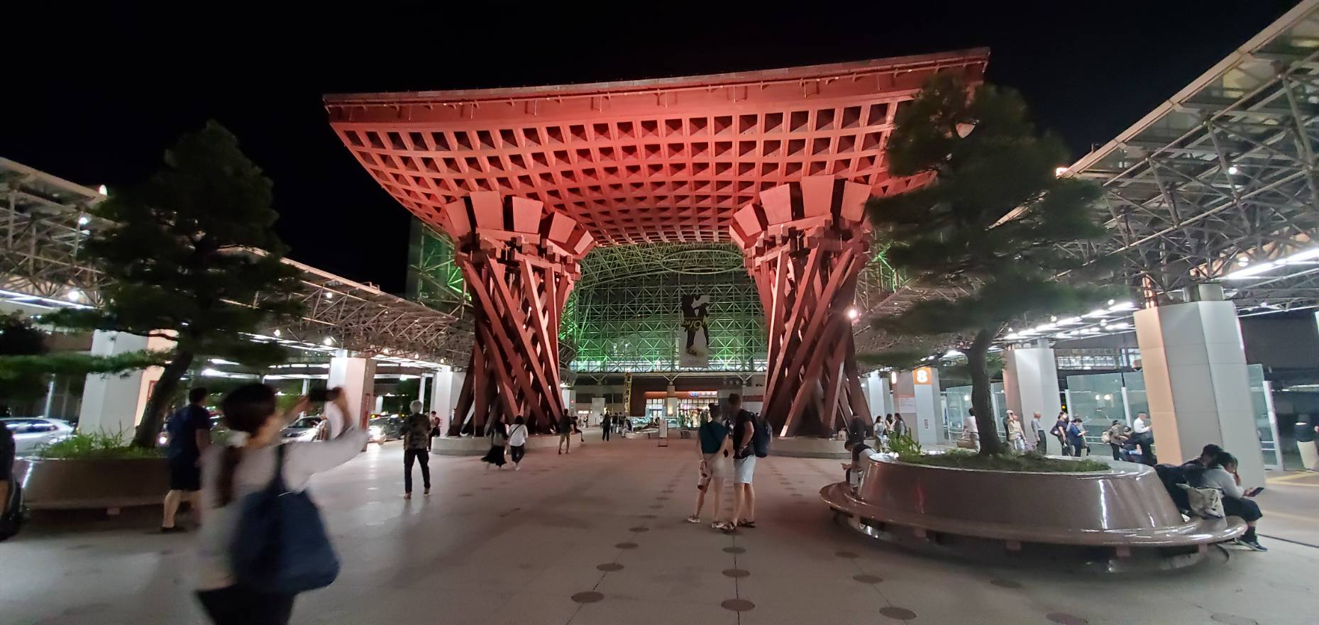 金沢駅にある鼓門の画像