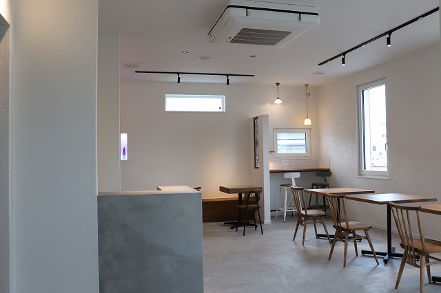 飲食店店内 スープカレーショップ アイアン間仕切りとしっくいの融合の画像