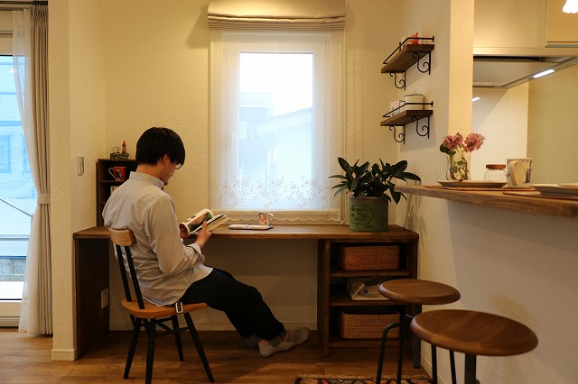 ダイニングの一角 多用途カウンター 読書 コーヒータイム ワークスペースの画像