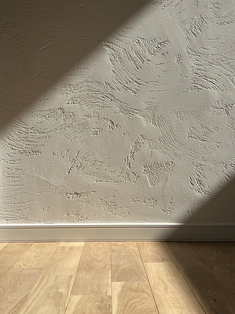 光に生えるしっくい塗り壁 パターンの画像