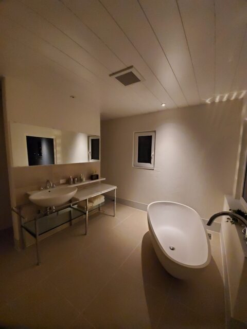 静けさを纏う、ホテルライクなバスルームの画像