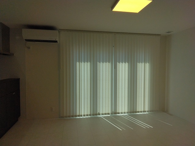 盛岡市中太田　リビング　バーチカルブラインドの画像