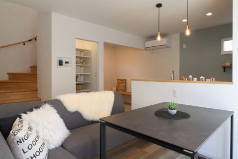 山岸　子どもとのびのび暮らす家　リビングの画像