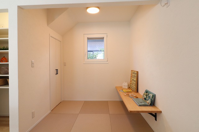 山岸 子どもとのびのび暮らす家 タタミスペースの画像