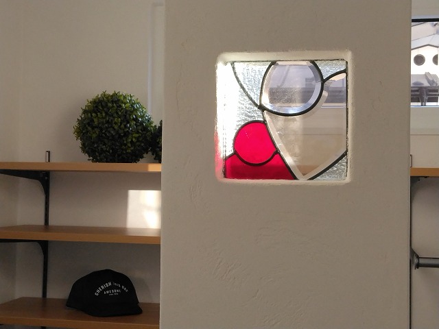 山岸 子どもとのびのび暮らす家 ステンドグラスの画像