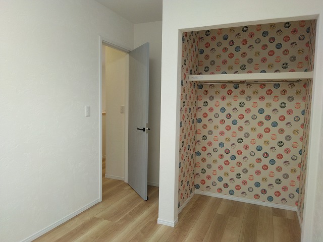 山岸 子どもとのびのび暮らす家 お気に入りクロスの画像