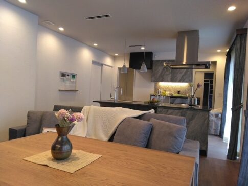 遠野　K様邸 LD　リビング兼ダイニングテーブル・ソファの画像