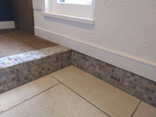 遠野　K様邸 玄関框　モザイクタイルの画像