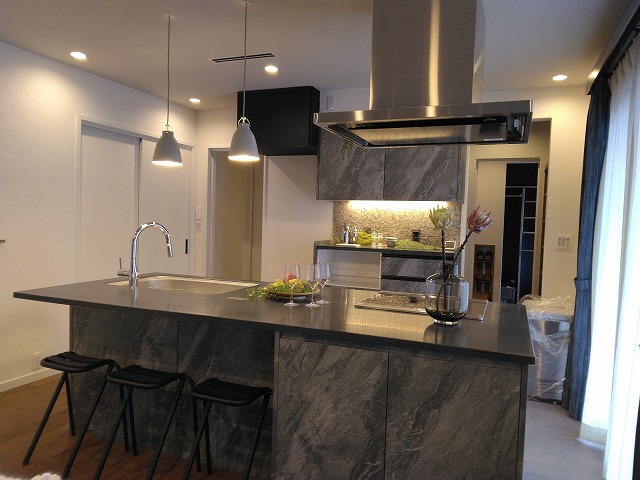 遠野　K様邸 アイランドキッチン　カウンターの画像