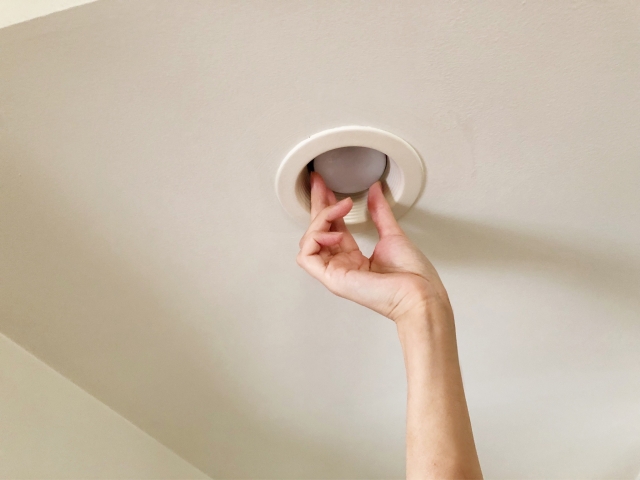 ダウンライト　交換イメージ　女性の手の画像