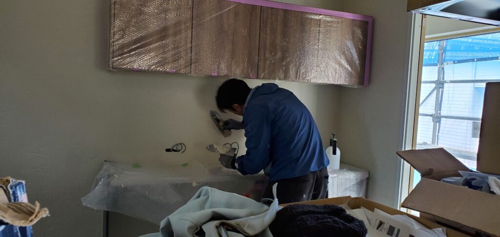 キッチン背面（食器棚）塗り壁施工の画像