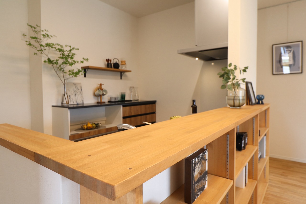 キッチン前収納　造作　単行本サイズ｜盛岡市で自然素材にこだわった注文住宅を建てるなら大共ホーム の画像