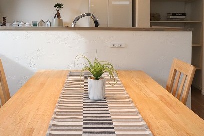 ダイニングテーブル脇　コンセント｜盛岡市で高断熱新築一戸建てを考えるなら大共ホームの画像