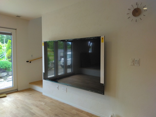 奥州市　3世帯住宅　巨大85インチテレビの画像