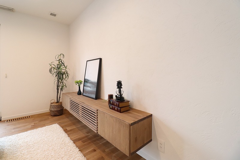 床から浮かした造作テレビボード｜盛岡市で造作家具が欲しいなら注文住宅の大共ホームの画像