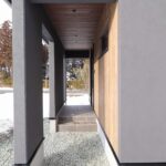 黒いジョリパッドの玄関ポーチ｜花巻市の注文住宅は大共ホームの画像