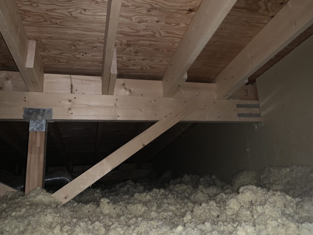 アパートの小屋裏の画像