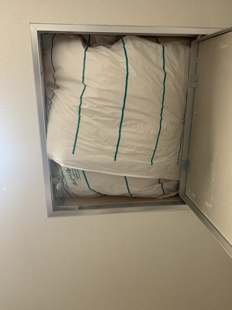天井点検口に詰め込んだ断熱材の画像