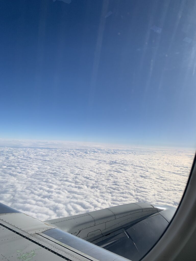 飛行機の窓から見た雲の画像