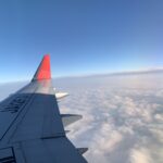 飛行機の窓からの景色の画像