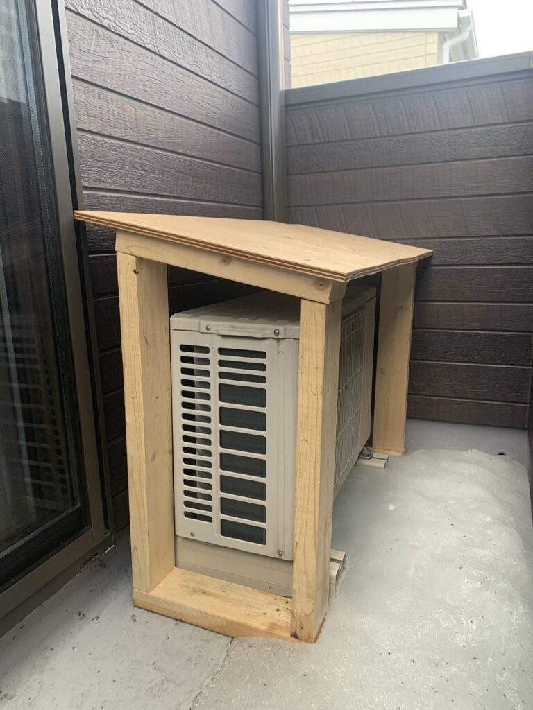 エアコンの室外機につけた手作りの屋根の画像