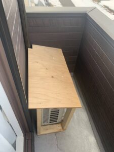 エアコンの室外機につけた手作りの屋根の画像