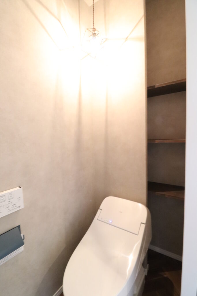 おしゃれな背面収納のあるトイレの画像