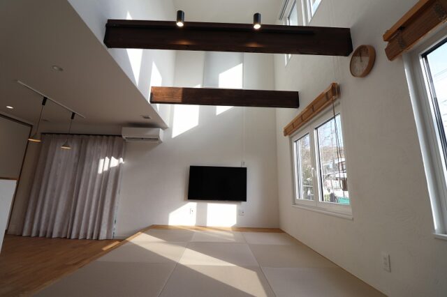 濃い目の塗装をした化粧梁の画像