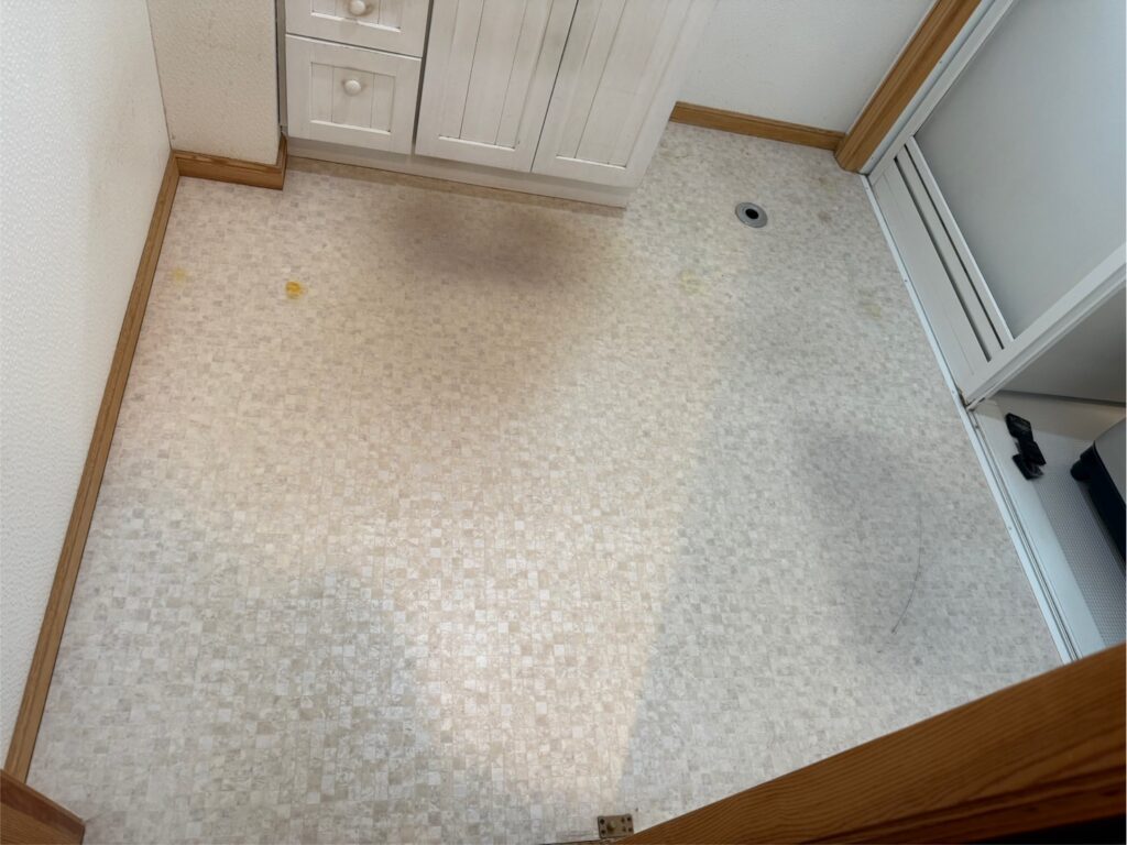 物をどかした後の床の画像