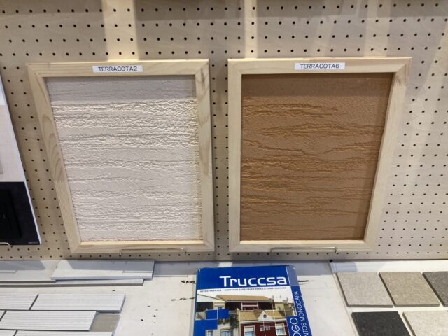 打ち合わせスペースの漆喰のサンプルの画像