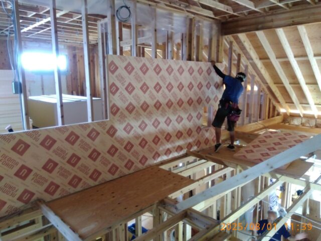 断熱施工中｜岩手県注文住宅の画像