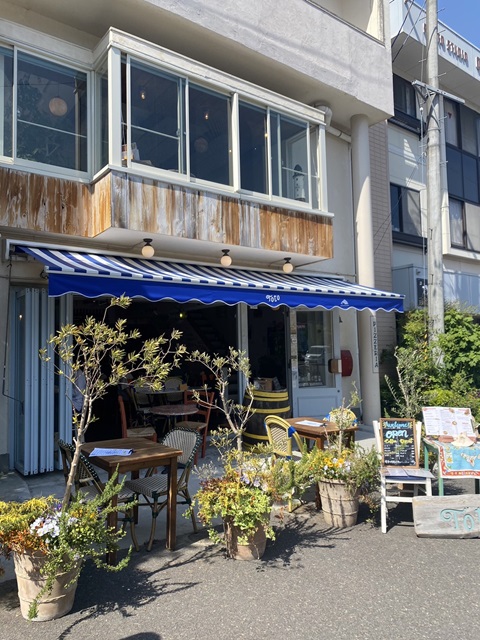宮城県の松島にあるイタリアンレストラン。海の幸を使用したシーフードピザ等が人気で、海を連想させる青色のオープンな外観が素敵なお店。の画像