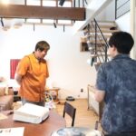 お施主様と現場監督がおしゃべりしている写真｜盛岡市で二世帯住宅をお考えなら注文住宅の大共ホームの画像