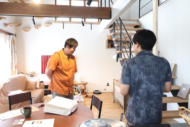お施主様と現場監督がおしゃべりしている写真｜盛岡市で二世帯住宅をお考えなら注文住宅の大共ホームの画像