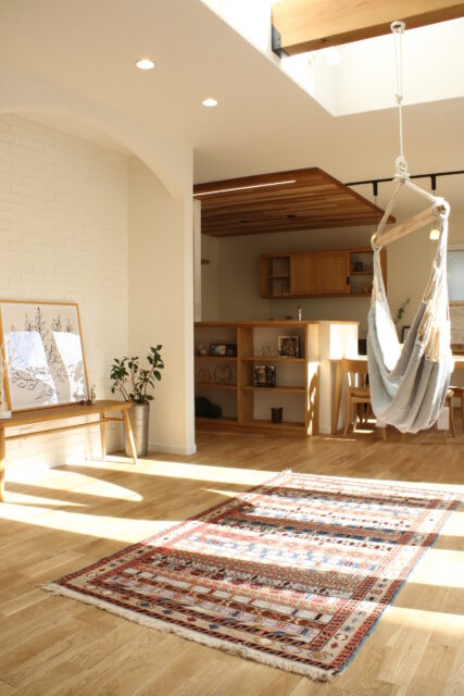 リビングと吹き抜け｜岩手県で平屋をお考えの方は高断熱高気密注文住宅の大共ホームの画像