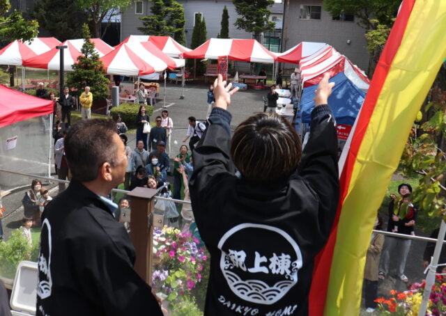 上棟のはっぴをきて餅まき｜岩手県で注文住宅を建てるなら大共ホームの画像