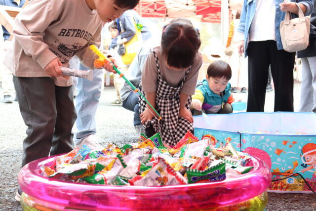 お菓子釣りを楽しむ子供たち｜岩手県で注文住宅を建てるなら大共ホームの画像