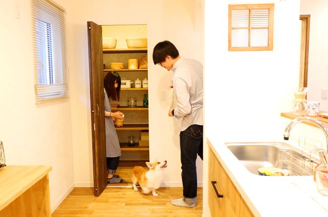 滝沢市葉の木沢山│コーギーと暮らすあったかお家カフェのパントリーの画像