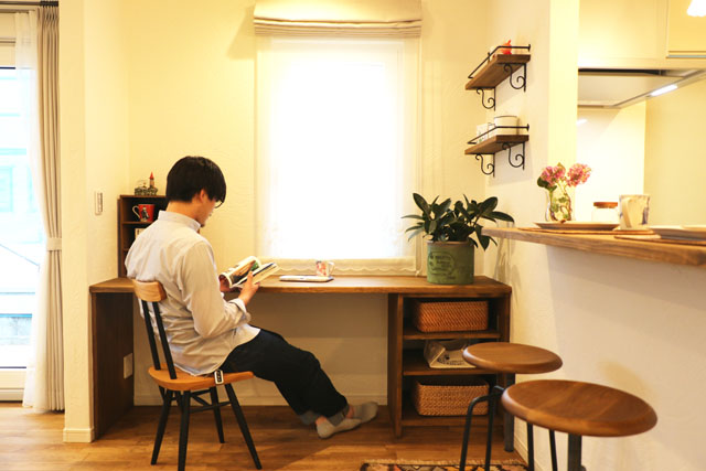 滝沢市葉の木沢山│コーギーと暮らすあったかお家カフェのダイニング横カウンターの画像