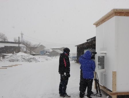 雪降る中・・