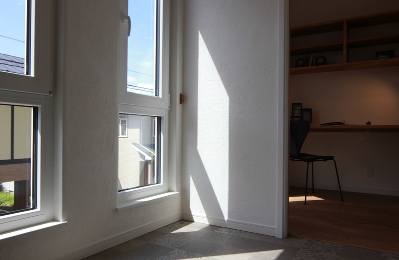 陽射しのある部屋の画像