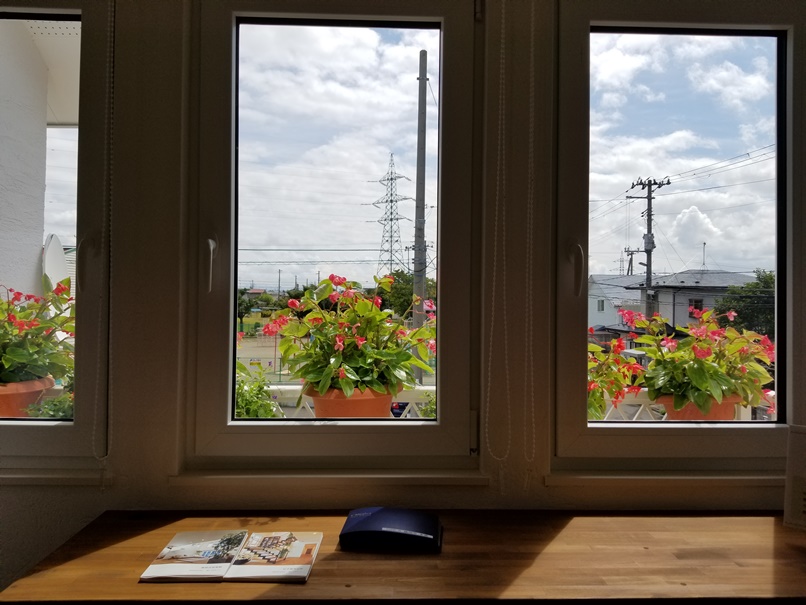 岩手の窓辺に花：便利な窓 (1)