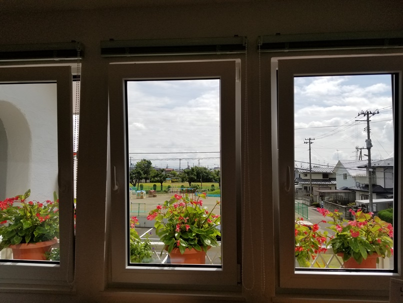 岩手の窓辺に花：便利な窓 (3)
